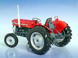 TOY MODEL TRACTOR Massey Ferguson 135  1/32nd Scale By Universal Hobbies 