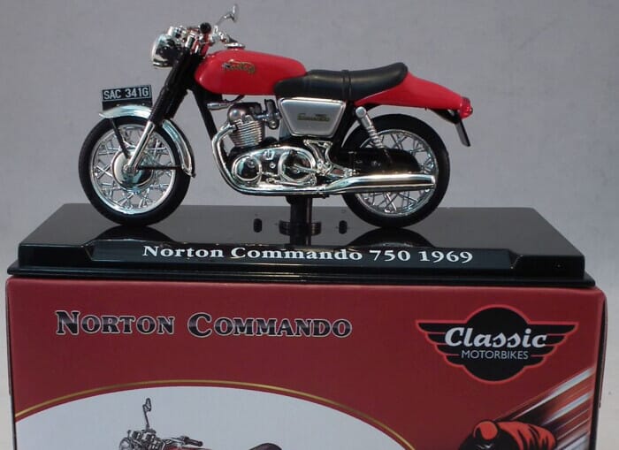 Scale model 1/24 Motorcycle Norton Commando 750 1969 Red 
