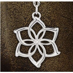 Galadriel Flower Necklace from The Hobbit An Unexpected Journey - Noble Collection NN1528